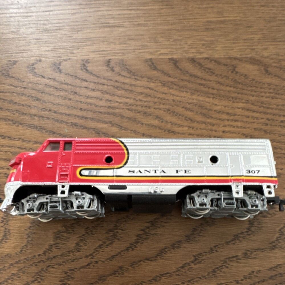 Bachmann Santa Fe 307 HO Diesel Locomotive Red Silver Model Train
